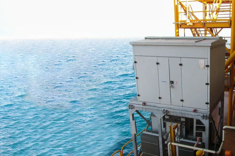 Fully oil-filled pad-mounted substations